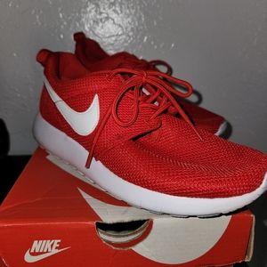 Sold! Nike 4Y Roshe One